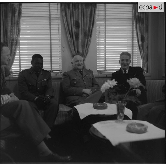 Alger. Départ des dernières troupes d'outre-mer stationnées en Algérie. Le général Hublot avec des officiers.
