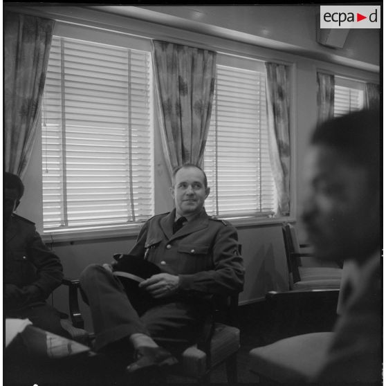 Alger. Départ des dernières troupes d'outre-mer stationnées en Algérie. Un officier.