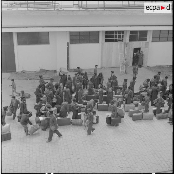Alger. Départ des dernières troupes d'outre-mer stationnées en Algérie.