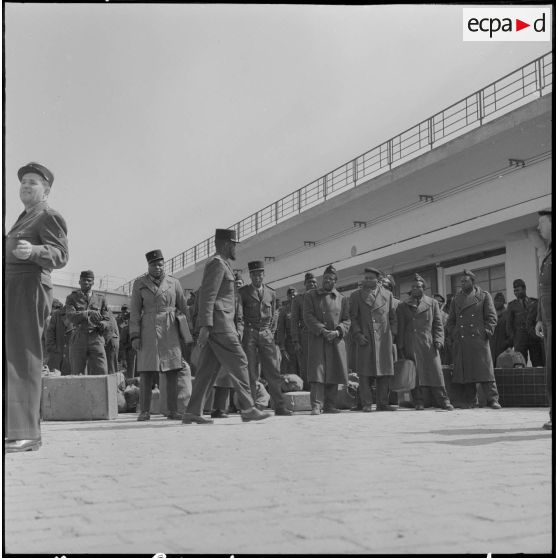 Alger. Départ des dernières troupes d'outre-mer stationnées en Algérie.