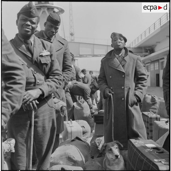 Alger. Départ des dernières troupes d'outre-mer stationnées en Algérie.