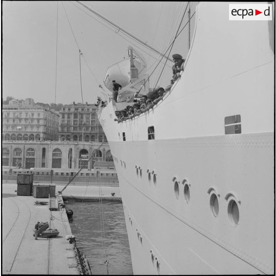 Alger. Départ des dernières troupes d'outre-mer stationnées en Algérie.