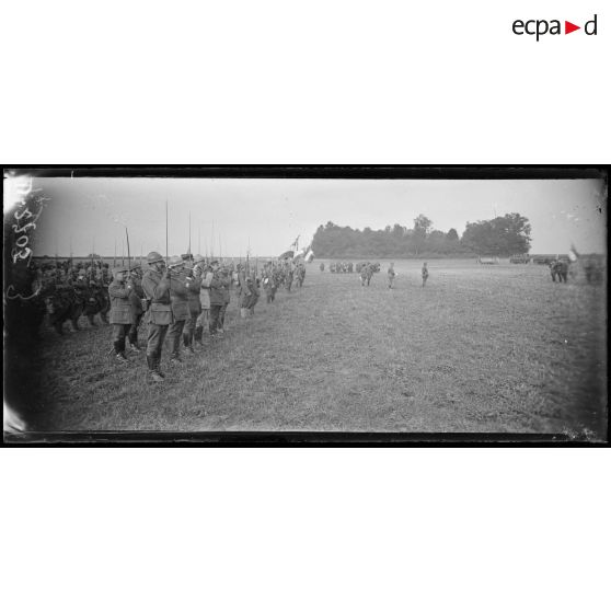 Près de Mareuil, Oise. Prise d'armes pour la remise de décorations. Les drapeaux de la division marocaine et les officiers devant être décorés. [légende d'origine]