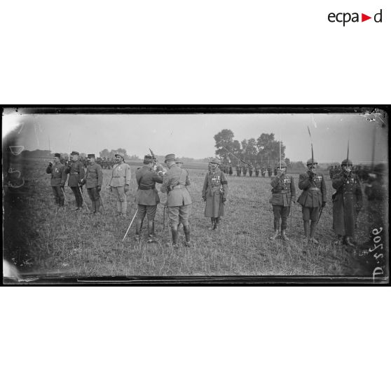 Près de Mareuil, Oise. Prise d'armes pour la remise de décorations. Décoration d'un des drapeaux de la division marocaine. [légende d'origine]