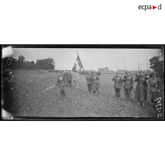 Près de Mareuil, Oise. Prise d'armes pour la remise de décorations. Décoration d'un des drapeaux de la division marocaine. [légende d'origine]