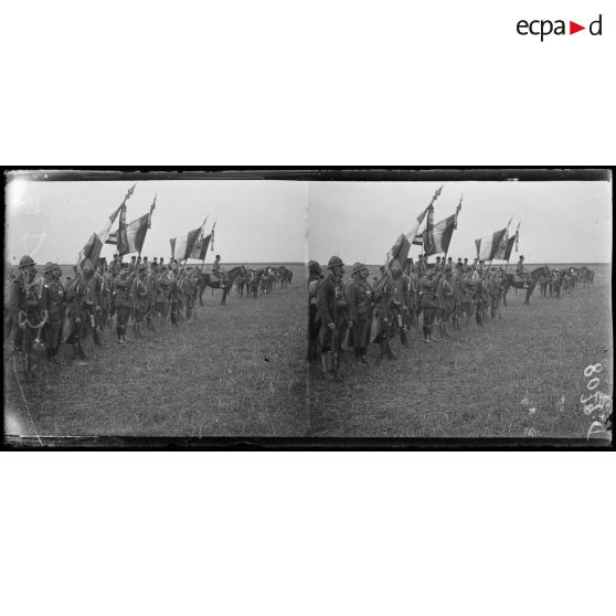 Près de Mareuil, Oise. Prise d'armes pour la remise de décorations. Les 4 drapeaux de la division marocaine. [légende d'origine]