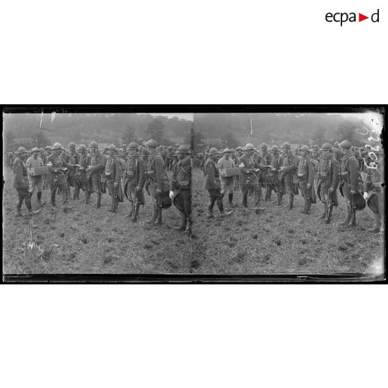 Près de Mareuil, Oise. Prise d'armes pour la remise de décorations. Après la revue, le chef d'Etat major distribue du tabac aux soldats. [légende d'origine]
