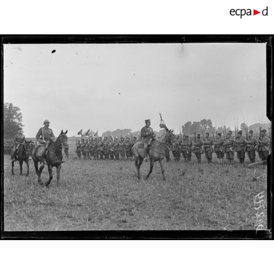 Près de Mareuil-la-Motte, Oise. Prise d'armes pour la remise de décorations. Le général passant sur le front des troupes. [légende d'origine]