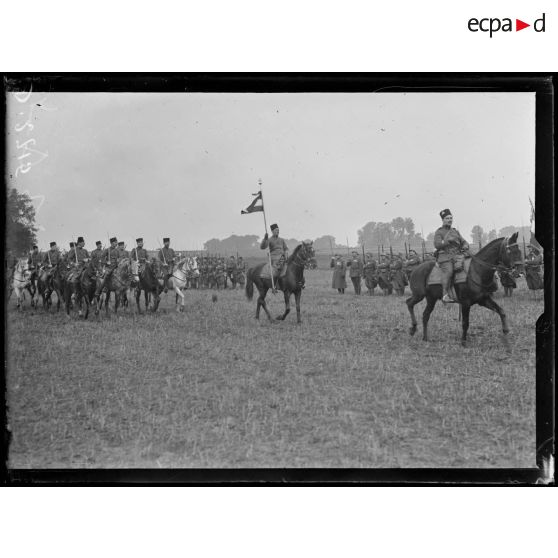 Près de Mareuil-la-Motte, Oise, prise d'armes pour la remise de décorations. L’escorte du général. [légende d'origine]