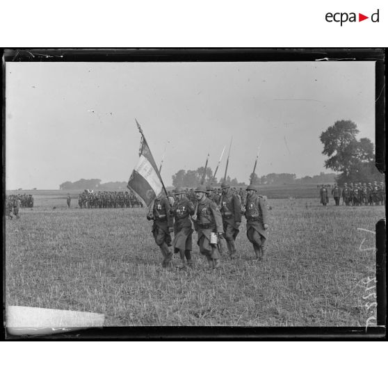 Près de Mareuil-la-Motte, Oise, prise d'armes pour la remise de décorations à la division marocaine. Le drapeau de la Légion étrangère. [légende d'origine]