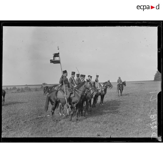 Près de Mareuil-la-Motte, Oise, prise d'armes pour la remise de décorations à la division marocaine. L'escorte du général. [légende d'origine]