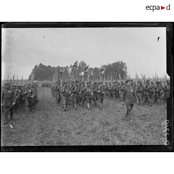 Près de Mareuil-la-Motte, Oise, prise d'armes pour la remise de décorations à la division marocaine. Défilé des troupes de la division marocaine. [légende d'origine]