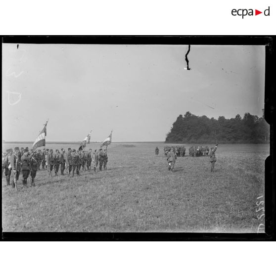 Près de Mareuil-la-Motte, Oise, prise d'armes pour la remise de décorations à la division marocaine. Pendant la remise de décorations. [légende d'origine]
