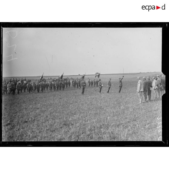 Près de Mareuil-la-Motte, Oise, prise d'armes pour la remise de décorations à la division marocaine. Pendant la remise des décorations. [légende d'origine]
