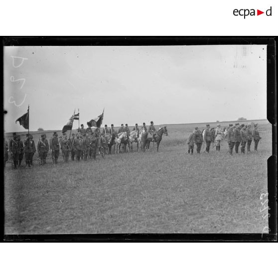 Près de Mareuil-la-Motte, Oise, prise d'armes pour la remise de décorations à la division marocaine. Pendant le défilé des troupes. [légende d'origine]