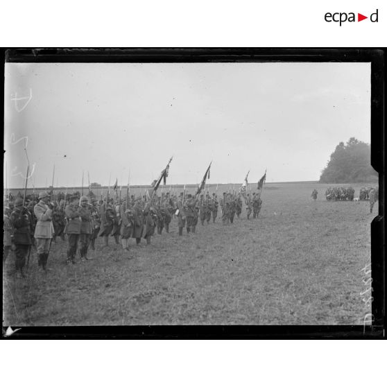 Près de Mareuil-la-Motte, Oise, prise d'armes pour la remise de décorations à la division marocaine. Les drapeaux de la division marocaine et de la Légion étrangère. [légende d'origine]