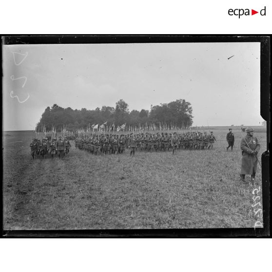 Près de Mareuil-la-Motte, Oise, prise d'armes pour la remise de décorations à la division marocaine. Le défilé des troupes de la division marocaine.. [légende d'origine]