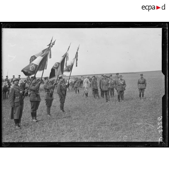 Près de Mareuil-la-Motte, Oise, prise d'armes pour la remise de décorations à la division marocaine. Les drapeaux de la division marocaine et de la Légion étrangère. [légende d'origine]