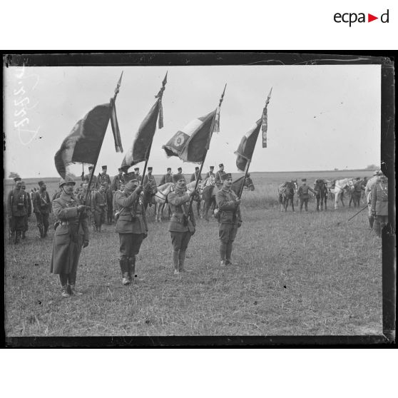 Près de Mareuil-la-Motte, Oise, prise d'armes pour la remise de décorations à la division marocaine. Les drapeaux de la division marocaine et de la Légion étrangère. [légende d'origine]