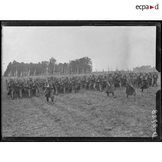 Près de Mareuil-la-Motte, Oise, prise d'armes pour la remise de décorations à la division marocaine. Le défilé des troupes. [légende d'origine]