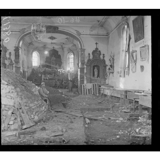 Brin. Intérieur de l'église, abri de bombardement (secret). [légende d'origine]