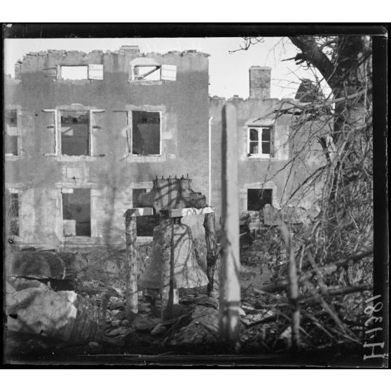 Brin. Une des cloches de l'église. [légende d'origine]