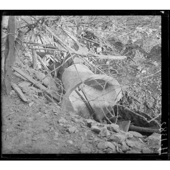 Brin. Une cloche de l'église tombée dans un boyau. [légende d'origine]