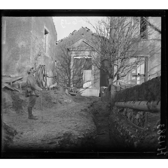 Brin. La mairie, un boyau de l'église. [légende d'origine]