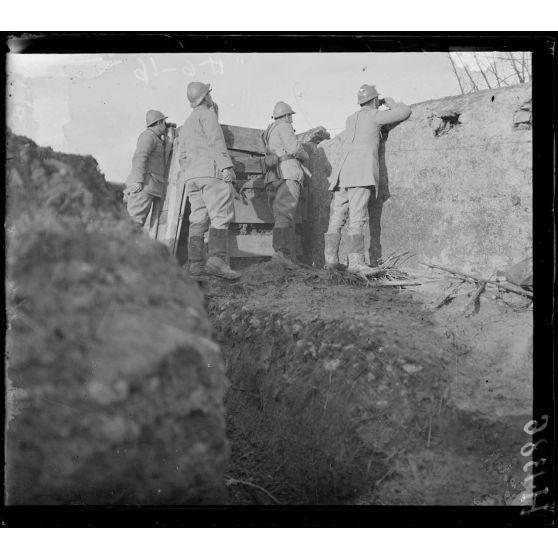 Brin. Poste téléphonique, réglage d'artillerie sur Atilloncourt ("augmentez de 30"). [légende d'origine]