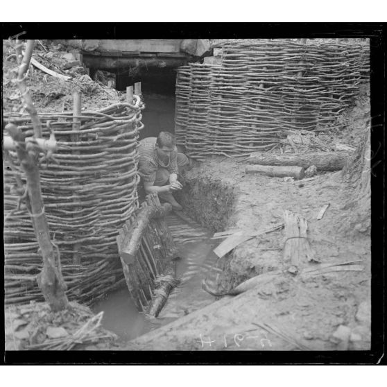 Arracourt. La tranchée du château envahie par l'eau. [légende d'origine]