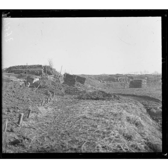 Travaux de l'étang de Parroy pendant le bombardement. [légende d'origine]