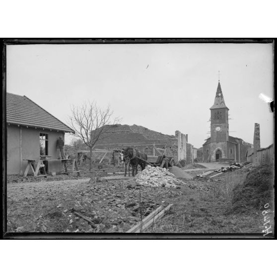 Vitrimont (Meurthe-et-Moselle). L'église et la ville en reconstruction. [légende d'origine]
