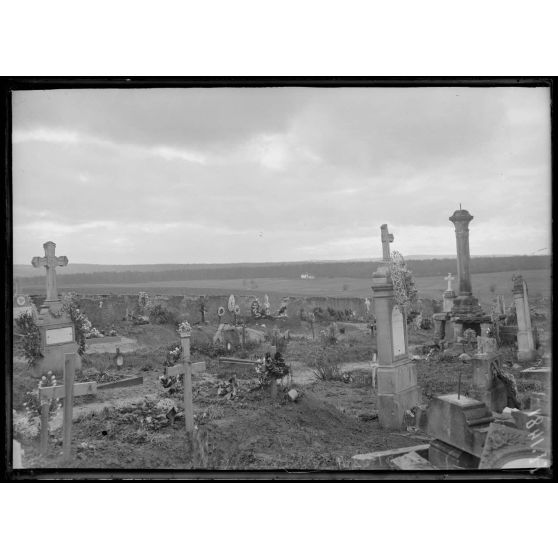 Vitrimont (Meurthe-et-Moselle). Le cimetière.  [légende d'origine]