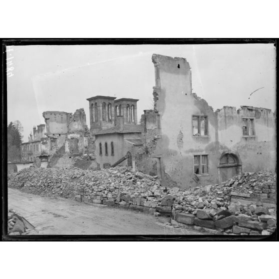 Gerbéviller. La chapelle du château à travers les ruines. [légende d'origine]