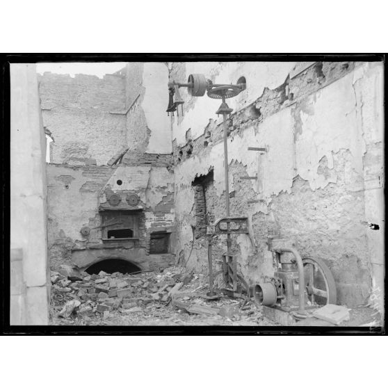 Gerbéviller. Intérieur d'une boulangerie. [légende d'origine]