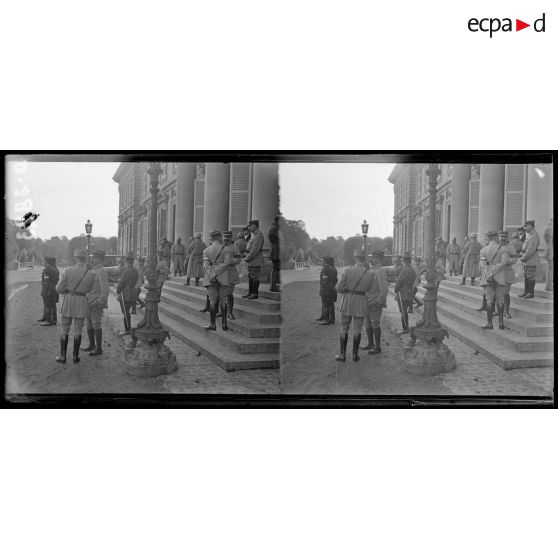 Compiègne. Inauguration par Mr Dalimier, sous secrétaire d'Etat aux Beaux-Arts et du général Humbert, commandant la 3e armée, du salon de la 3e armée organisée au palais de Compiègne. [légende d'origine]