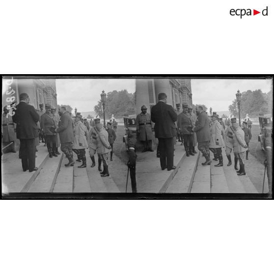 Compiègne. Inauguration par Mr Dalimier, sous secrétaire d'Etat aux Beaux-Arts et du général Humbert, commandant la 3e armée, du salon de la 3e armée organisée au palais de Compiègne. [légende d'origine]