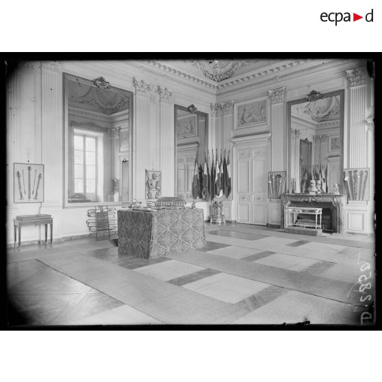 Compiègne, Oise, salon de la 3e armée, la salle du milieu. [légende d'origine]