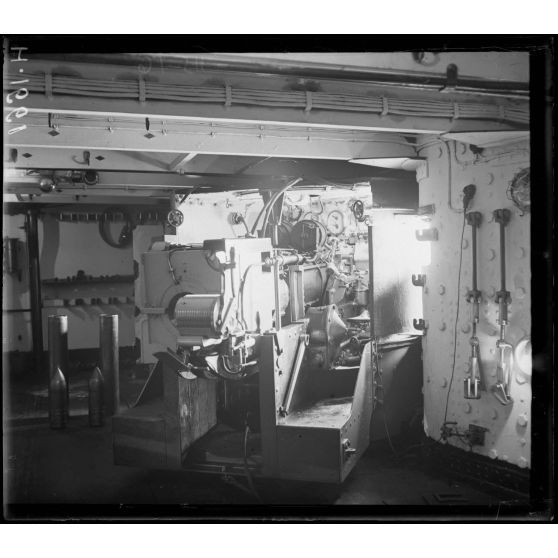 Toulon. La Bretagne, une casemate de 140 (la casemate 409).  [légende d'origine]