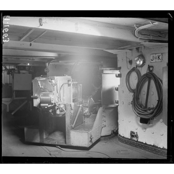 Toulon. La Bretagne, casemate II. Pièce de 140.  [légende d'origine]