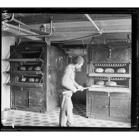 Cuirassé Bretagne. Boulangerie, fours à vapeur (dept. [?]). [légende d'origine]