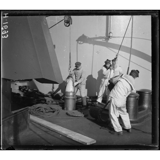 Toulon. (Bretagne). Mise en soute d'obus de 340. [légende d'origine]