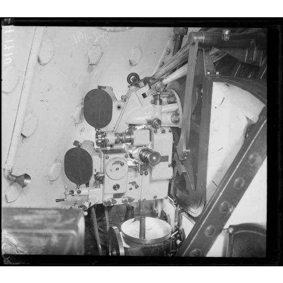 Toulon. (Bretagne). Appareil viseur d'un 340. [légende d'origine]