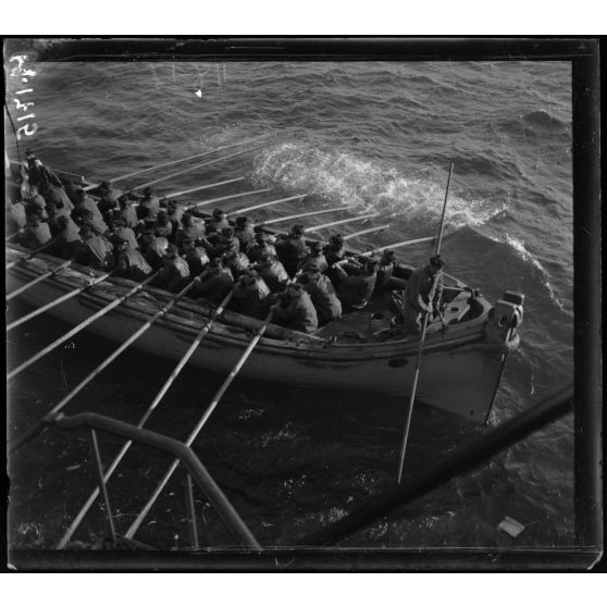 Toulon. (Bretagne). La chaloupe de 36 rameurs accoste le bord de la Bretagne. [légende d'origine]