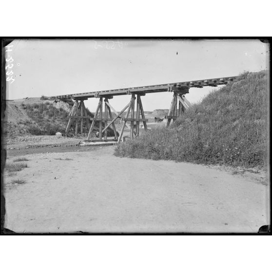 Ravin de Vatiluk. Pont de Decauville. [légende d'origine]