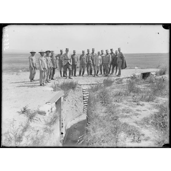 Dogandzy. Groupe d'officiers serbes, division du Danube visitant l'ouvrage France. [légende d'origine]