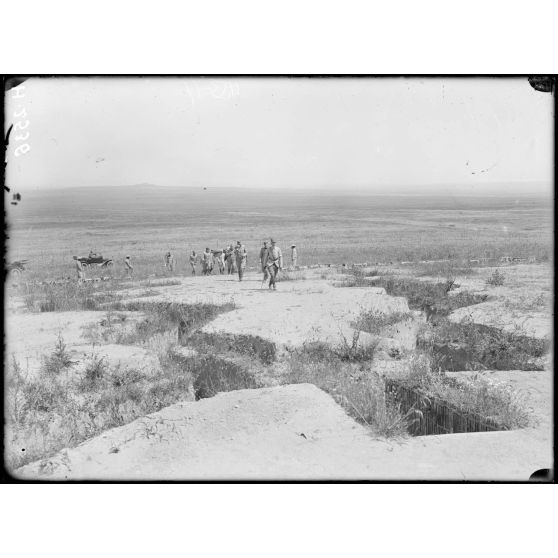 Dogandzy. Groupe d'officiers serbes, division du Danube visitant l'ouvrage France. [légende d'origine]