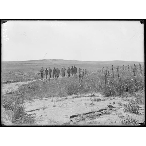 Dogandzy. Groupe d'officiers serbes, division du Danube visitant l'ouvrage France. [légende d'origine]