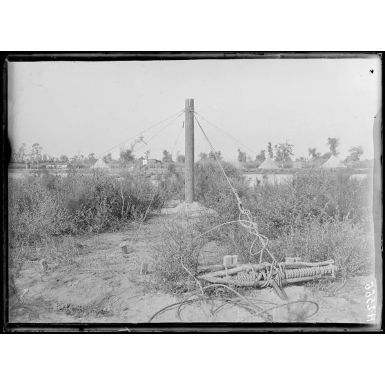 Pont de bateaux sur le Vardar. "La cinquenelle". [légende d'origine]