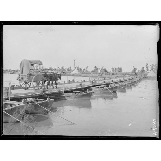 Pont de bateaux sur le Vardar. [légende d'origine]
